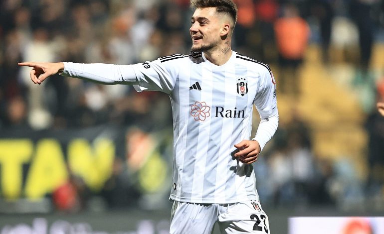 U shpall lojtari i ndeshjes, tifozët e Beshiktash të dashuruar pas Muçit: Talent i madh (VIDEO)