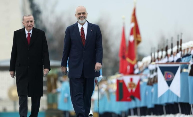 “Mikpritje vëllazërorë në Ankara”, Rama publikon fotot nga takimi me Erdogan dhe nga nënshkrimi i marrëveshjes mes dy vendeve