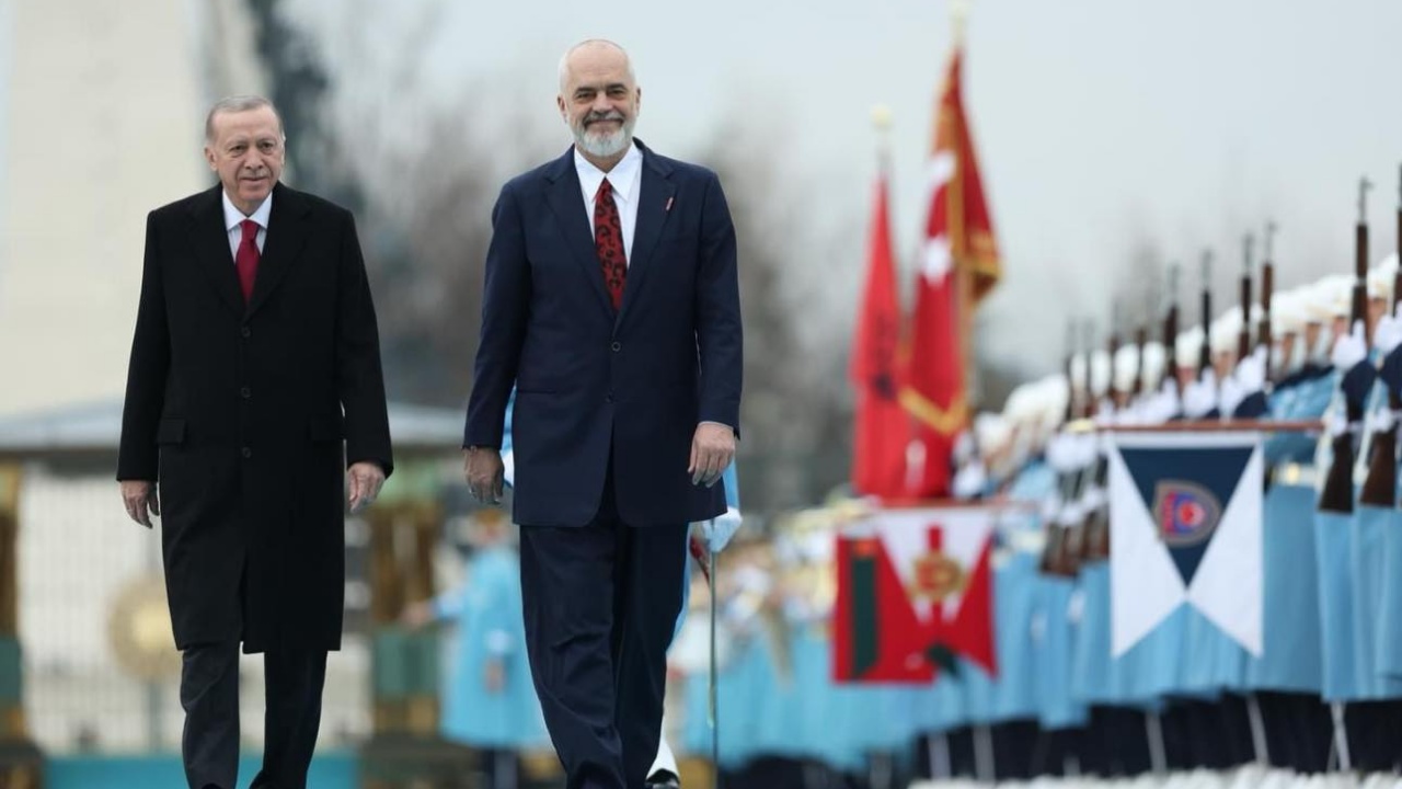 “Mikpritje vëllazërorë në Ankara”, Rama publikon fotot nga takimi me Erdogan dhe nga nënshkrimi i marrëveshjes mes dy vendeve