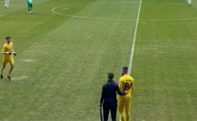 Skenë sureale në Slloveni, portieri zëvendësohet pas 10 sekondash lojë (VIDEO)