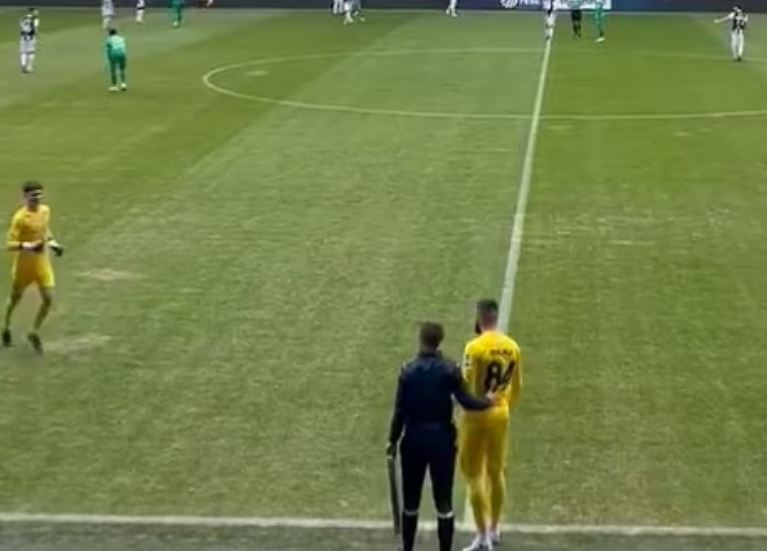 Skenë sureale në Slloveni, portieri zëvendësohet pas 10 sekondash lojë (VIDEO)