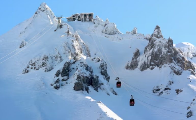 Orteku vdekjeprurës u merr jetën 4 alpinistëve në Francën qendrore, 3 të plagosur
