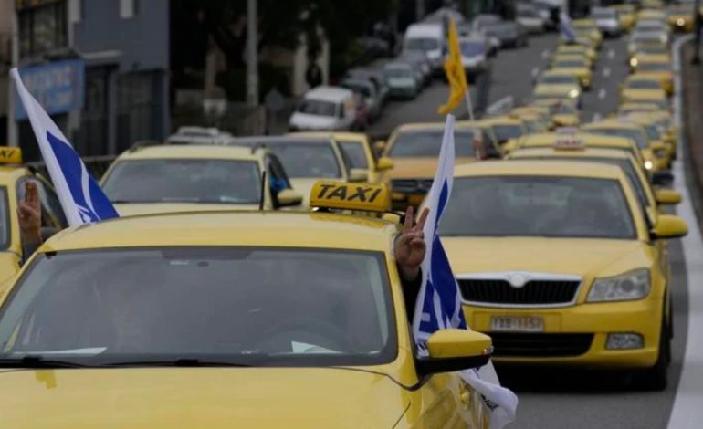 Taksistët grevë në Greqi! Bllokojnë rrugë kryesore të Athinës: Duam ulje taksash