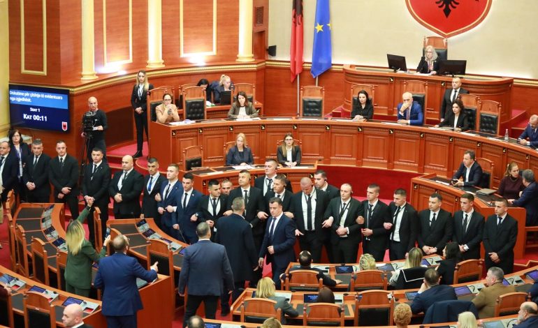 Opozita “në luftë” me Gardën jashtë dhe brenda Parlamentit, çfarë ndodhi në 14 minutat e seancës në Kuvend