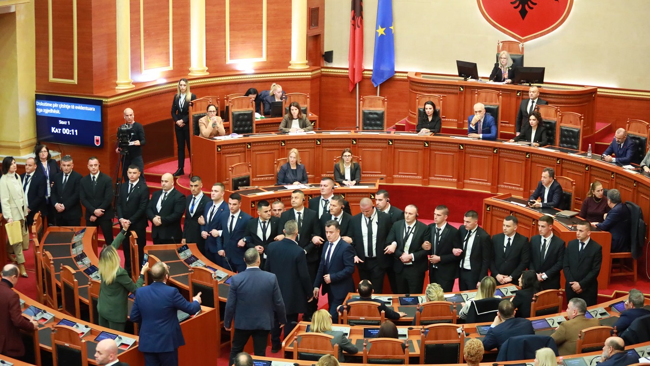 Opozita “në luftë” me Gardën jashtë dhe brenda Parlamentit, çfarë ndodhi në 14 minutat e seancës në Kuvend