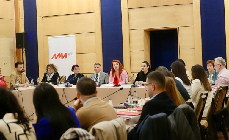 AMA organizon tryezë me gazetarë e gjuhëtarë për mbrojtjen e gjuhës shqipe