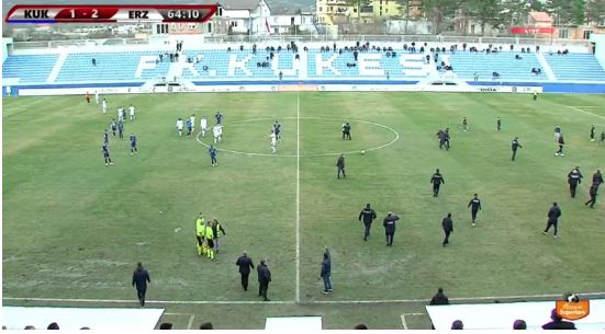 Kaos në Kukës! Tifozët futen në fushë pas golit të Erzenit, sulmohen dhe arbitrat