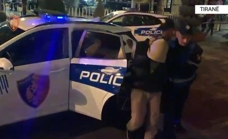 Shisnin doza kanabisi në afërsi të një shkolle, arrestohen 4 të rinj! Dy të proceduar në Tiranë