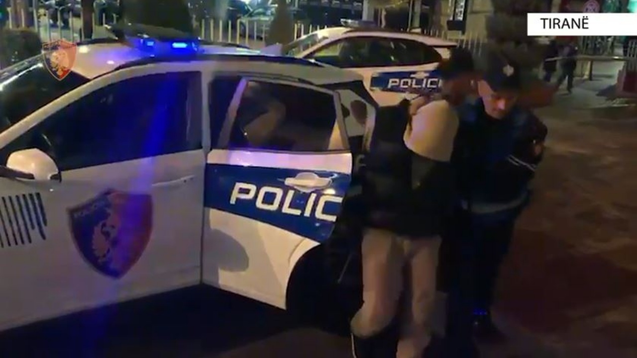 Shisnin doza kanabisi në afërsi të një shkolle, arrestohen 4 të rinj! Dy të proceduar në Tiranë