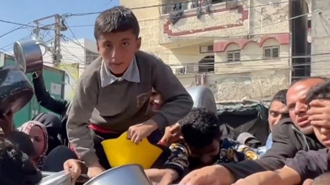 Lufta me Izraelin/ BBC: Fëmijët e Gazas në kërkim të ushqimit për të mbajtur familjet gjallë