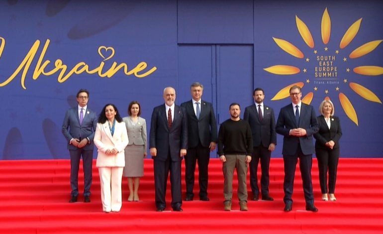 Përfundon Samiti Ukrainë-Evropa Juglindore/ Liderët pozojnë për foton familjare 
 28/02/2024 13:17