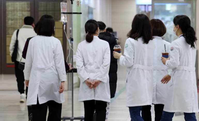 “Po kërcënoni jetën dhe shëndetin e pacientëve”/ Koreja e Jugut ultimatum mjekëve protestues: Kthehuni në punë ose…