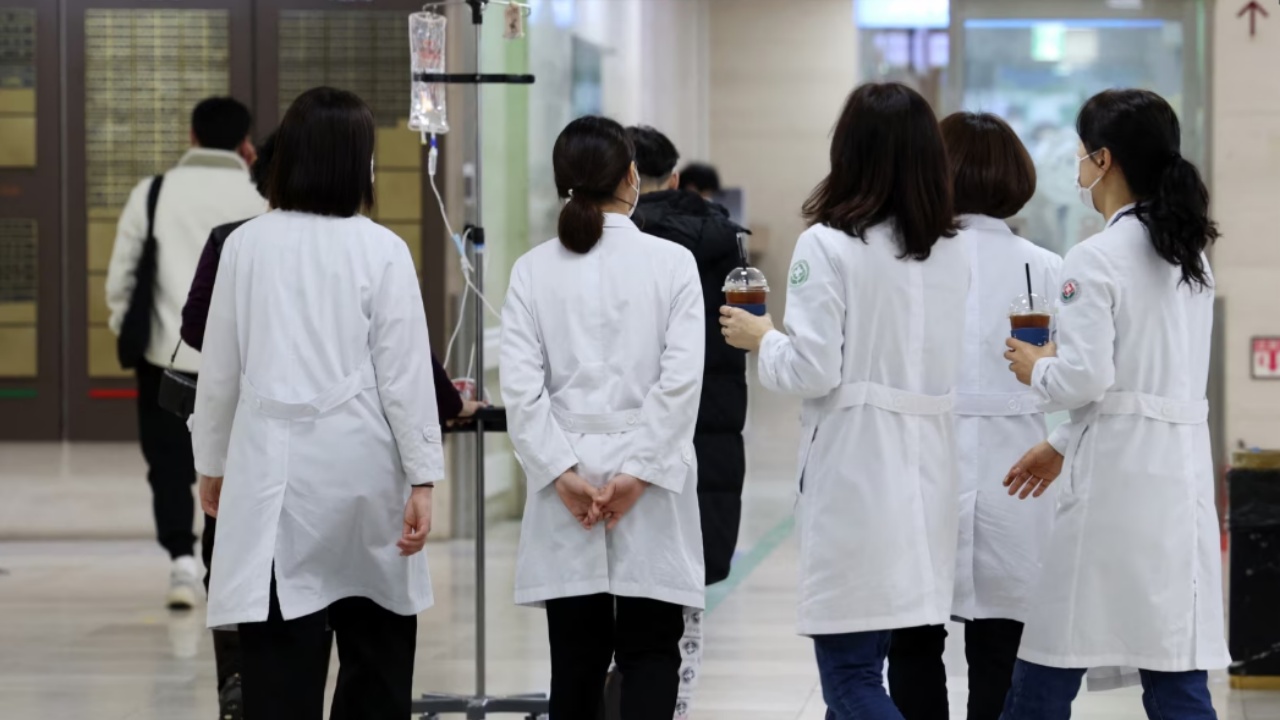 “Po kërcënoni jetën dhe shëndetin e pacientëve”/ Koreja e Jugut ultimatum mjekëve protestues: Kthehuni në punë ose…
