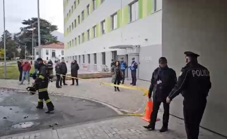 Flakët në godinë, reagon QSUT: Situata nën kontroll, pacientët janë të gjithë jashtë rrezikut për jetën