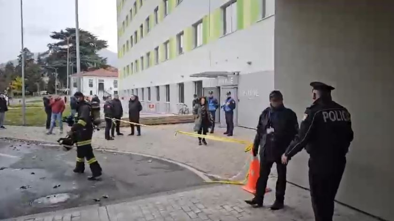 Flakët në godinë, reagon QSUT: Situata nën kontroll, pacientët janë të gjithë jashtë rrezikut për jetën