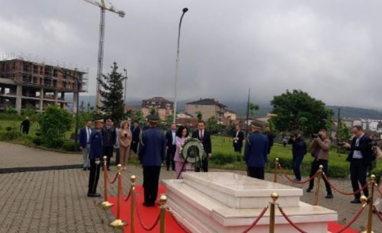 Homazhe te varri i ish-Presidentit Ibrahim Rugova 
 17/02/2024 08:57