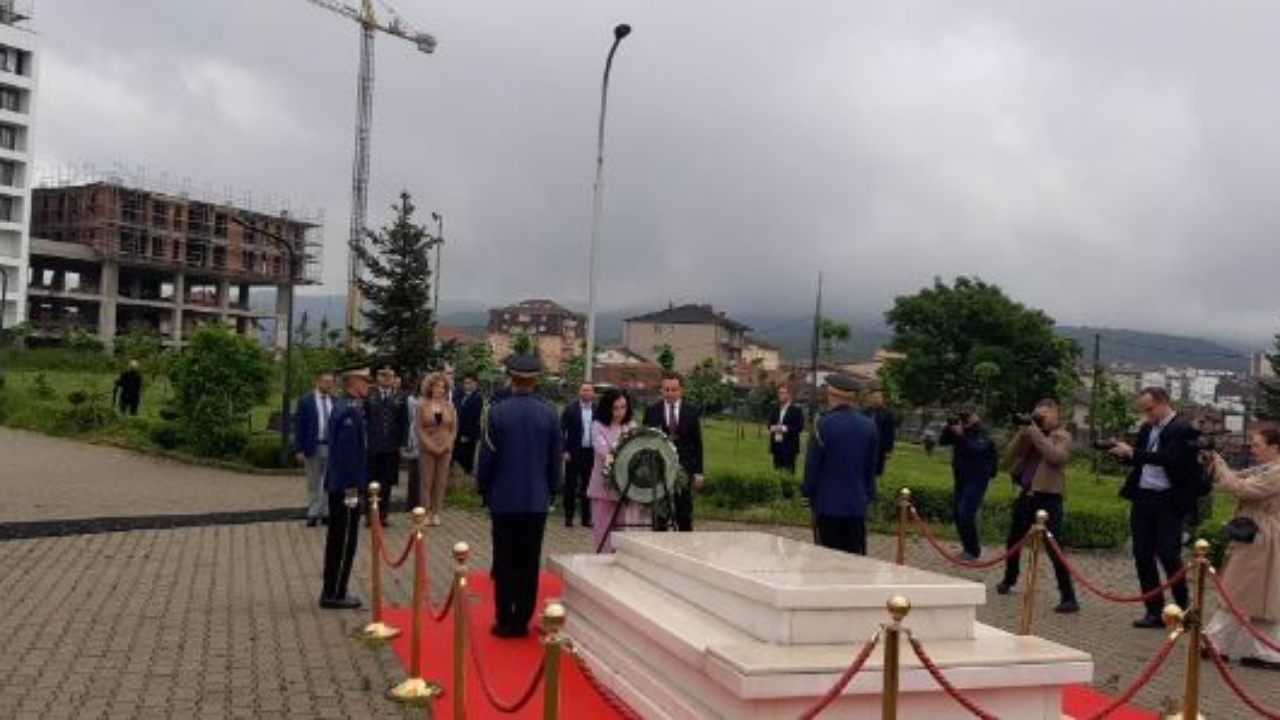 Homazhe te varri i ish-Presidentit Ibrahim Rugova 
 17/02/2024 08:57
