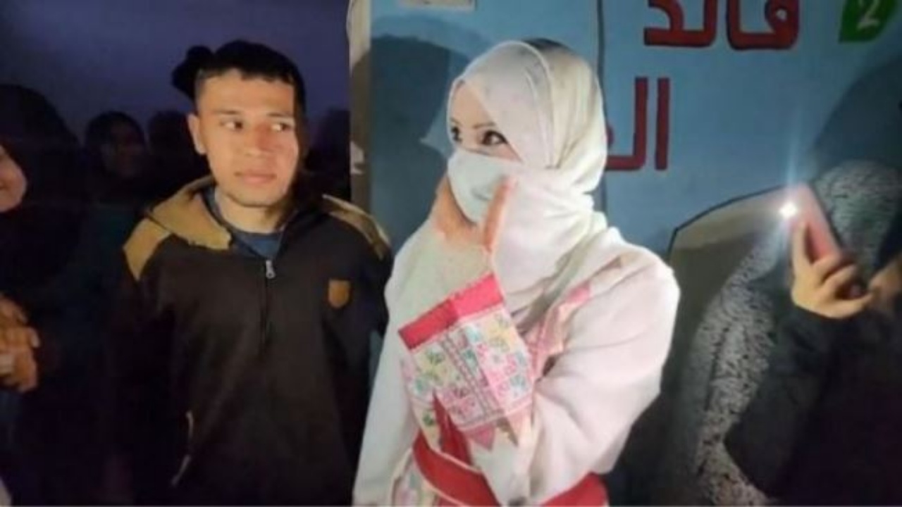 Video/ Martesë nën pushtetin e bombave dhe një makinë si shtëpi, festa e trishtë e dy të rinjve në Gaza