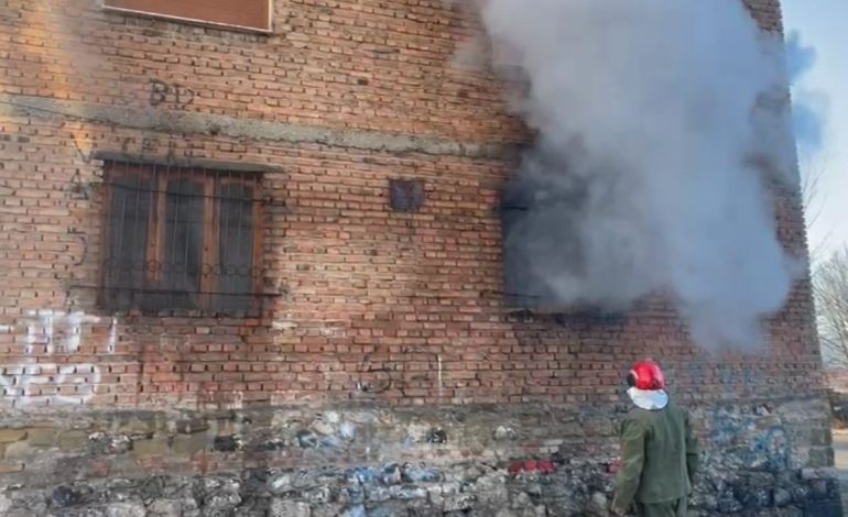 Zjarri në katin e parë të një pallati në Korçë, Policia zbardh detaje: E asfiksuar një e moshuar…