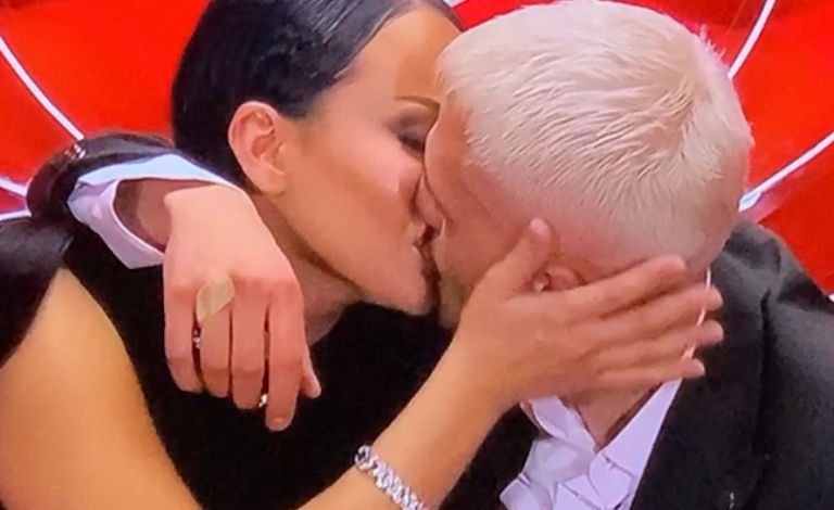 E papritur/ Bardhi ‘i rrëmben’ puthjen në buzë Sarës