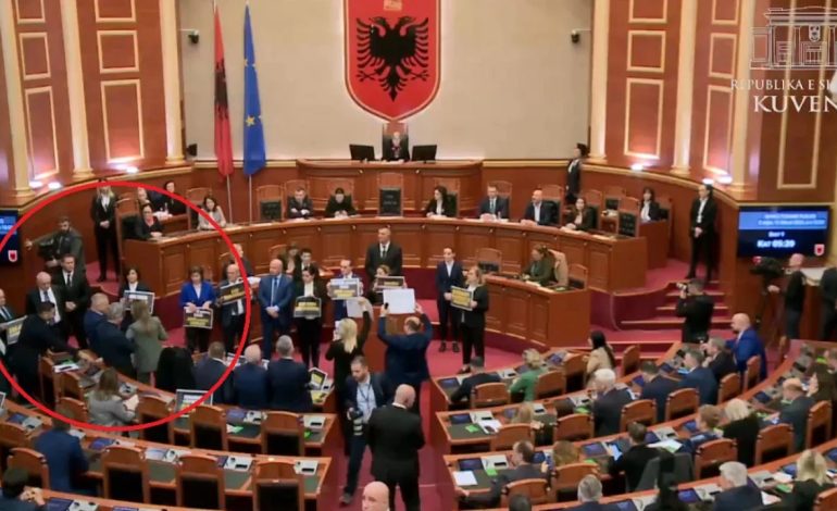 I hoqën kartën e mikrofonit deputetit të PD, përjashtohen me 10 ditë Elda Hoti e Albana Vokshi