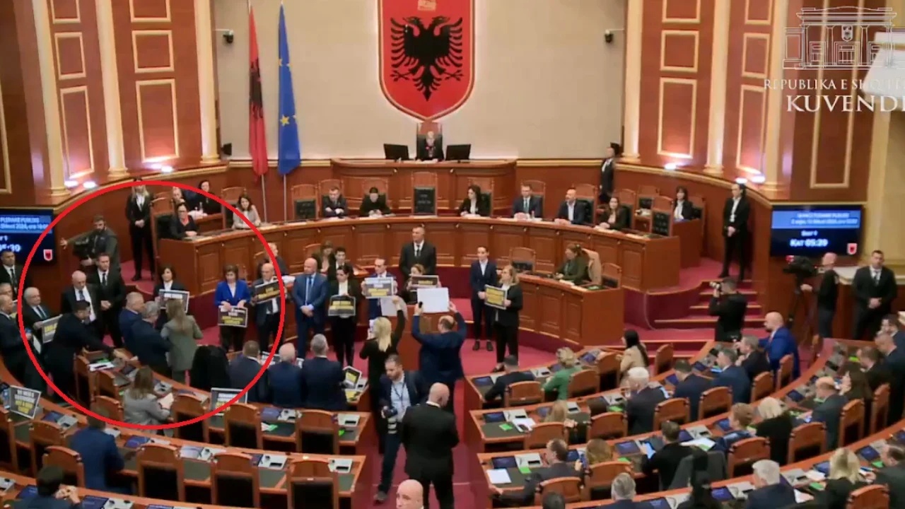 I hoqën kartën e mikrofonit deputetit të PD, përjashtohen me 10 ditë Elda Hoti e Albana Vokshi