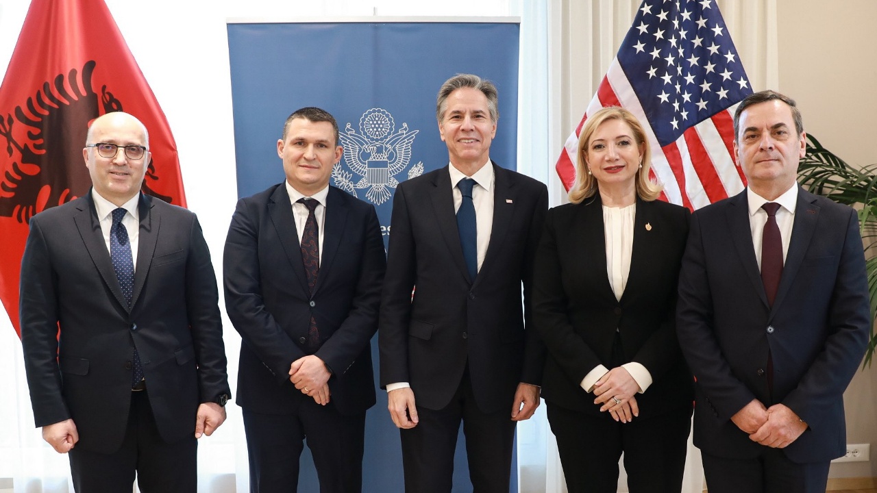 “Ky është momenti”/ Ambasada Amerikane në Tiranë: Institucionet e reja të drejtësisë të marrin me guxim mosndëshkimin! Mbështetja e SHBA, e palëkundur
