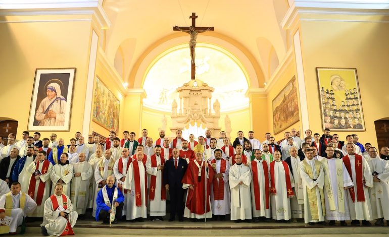 “Futbolli, forcë e jashtëzakonshme”, Duka në meshën e shenjtë para nisjes së Kampionatit Europian të Futsallës për priftërinj