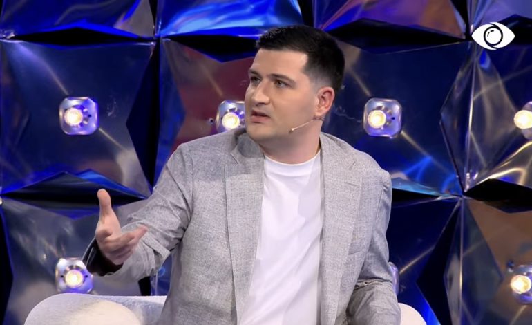 Një histori dashurie e pambyllur nga jashtë, Arbri: I ke treguar Bardhit për boksierin? Sara: Nuk e prisja nga ty