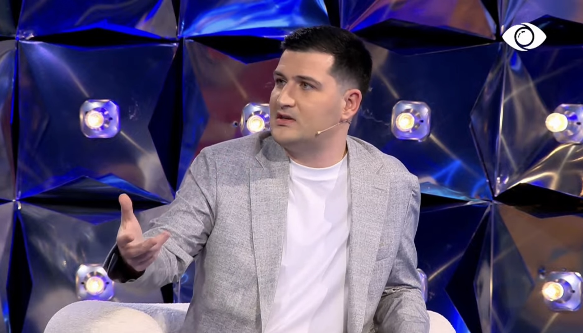 Një histori dashurie e pambyllur nga jashtë, Arbri: I ke treguar Bardhit për boksierin? Sara: Nuk e prisja nga ty