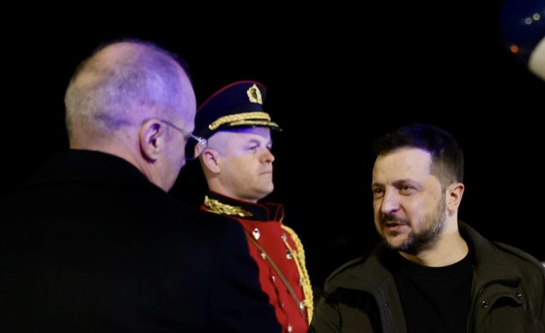 Presidenti ukrainas, Volodymyr Zelensky mbërrin në Shqipëri, pritet në Rinas nga ministri i Jashtëm
