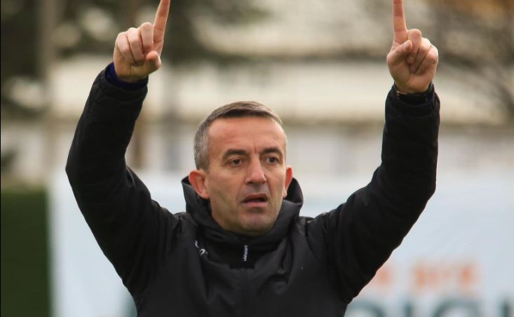 FOTO/ U largua nga drejtimi i Tiranës, Jul Ahmataj shfaqet në stadium për të ndjekur nga afër bardheblutë