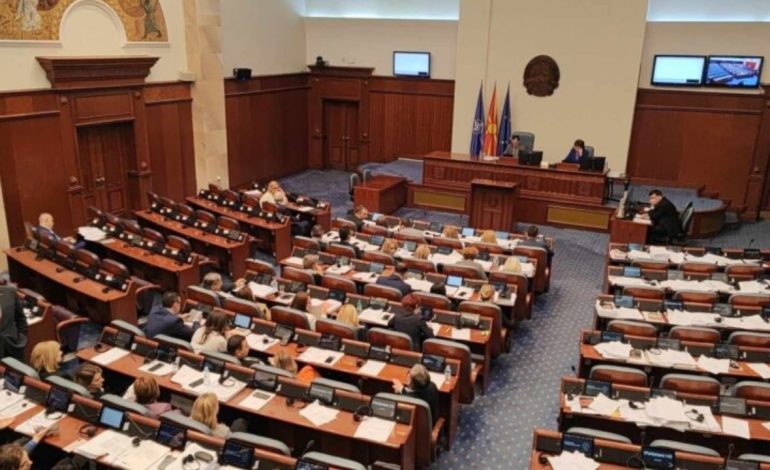 Vazhdon seanca maratonë me debate për shkarkimin e ministrave shqiptarë në Maqedoninë e Veriut
