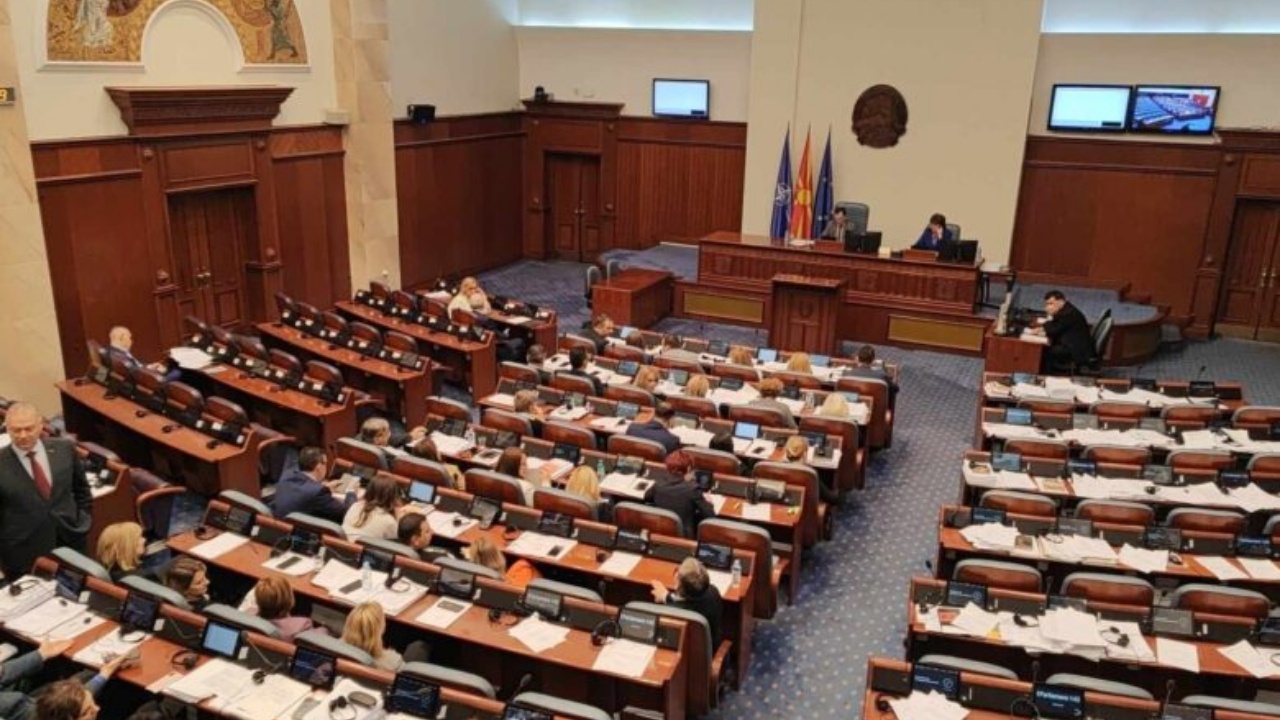 Vazhdon seanca maratonë me debate për shkarkimin e ministrave shqiptarë në Maqedoninë e Veriut