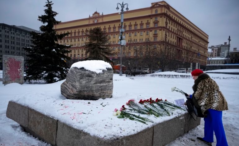 Homazhe për Navalnyn dhe protestë solidariteti për Ukrainën, dhjetëra të arrestuar në Rusi