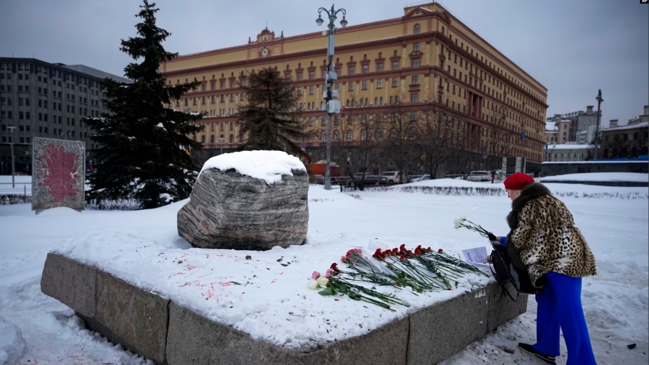 Homazhe për Navalnyn dhe protestë solidariteti për Ukrainën, dhjetëra të arrestuar në Rusi