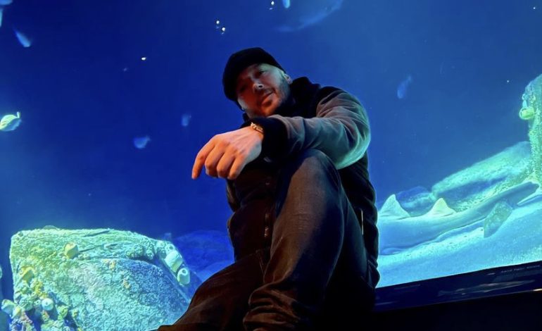 Për kë vallë? Unikkatil rikthehet me ‘kunja’ në rrjete sociale