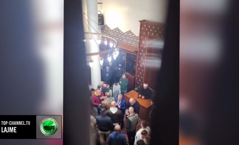 VIDEO/ “Nuk të duam, je gylenist dhe terrorist”! Përplasje në xhaminë Dine Hoxha! Besimtarët tentojnë të përzënë myftinë e Tiranës