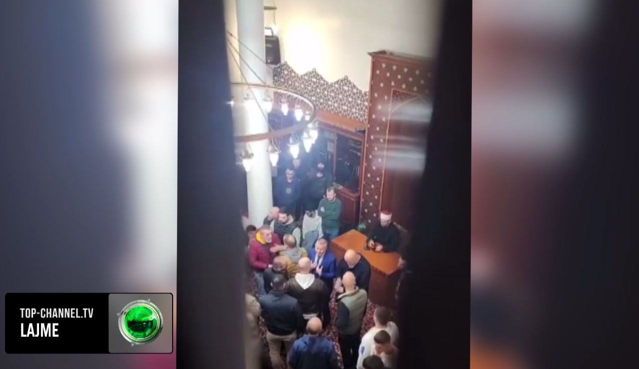 VIDEO/ “Nuk të duam, je gylenist dhe terrorist”! Përplasje në xhaminë Dine Hoxha! Besimtarët tentojnë të përzënë myftinë e Tiranës