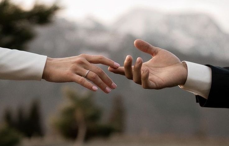 Si ta dini nëse një djalë ju pëlqen apo thjesht po luan me ju?