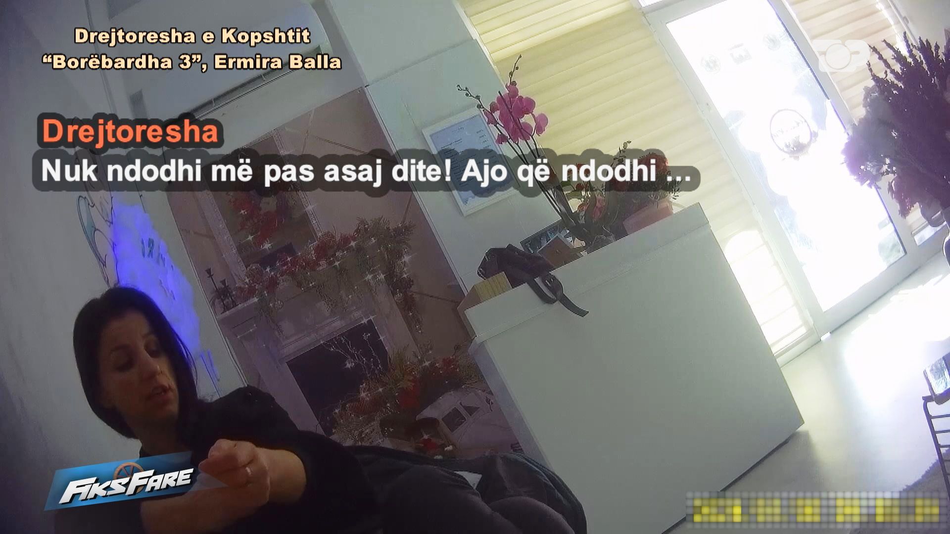Fiks Fare/ Edukatorja i mbulon kokën të miturit në kopshtin privat. Fëmijët ushqehen me qumësht të pa sterilizuar