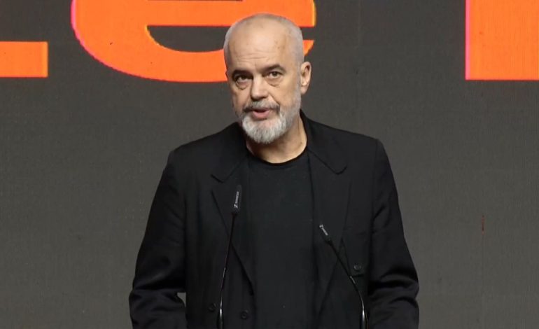 “Administrata, faktor kyç i integrimit”/ Rama: I kemi rritur dhe do t’i rrisim sërish pagat, por duhet…