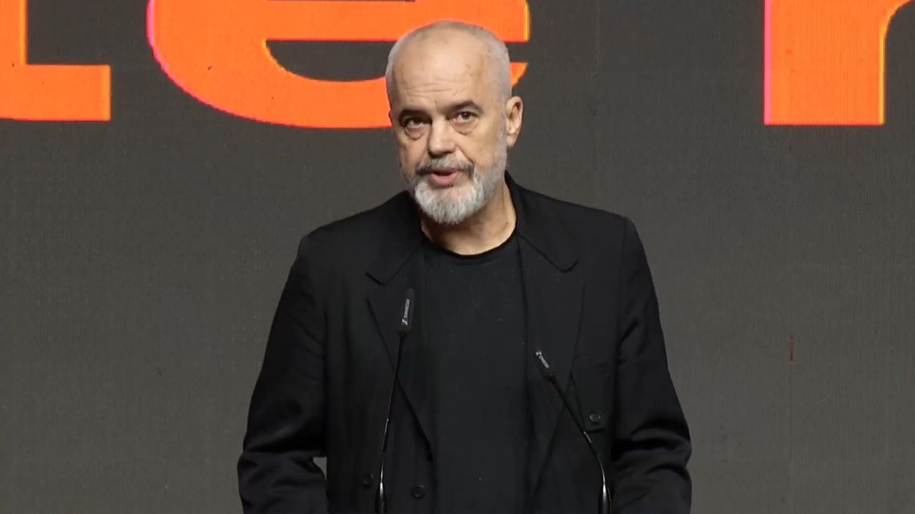 “Administrata, faktor kyç i integrimit”/ Rama: I kemi rritur dhe do t’i rrisim sërish pagat, por duhet…