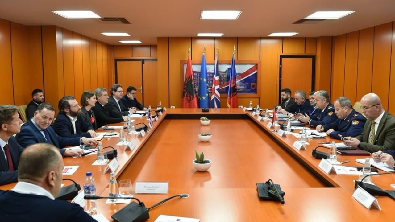 Detajet dhe fotot/ Anglezët i bashkohen luftës me korrupsionin brenda policinë shqiptare