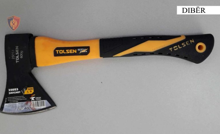 Tentoi të vriste gruan me sëpatë, e cila po shkonte në gjykatë të divorcohej, arrestohet 39-vjeçari në Dibër