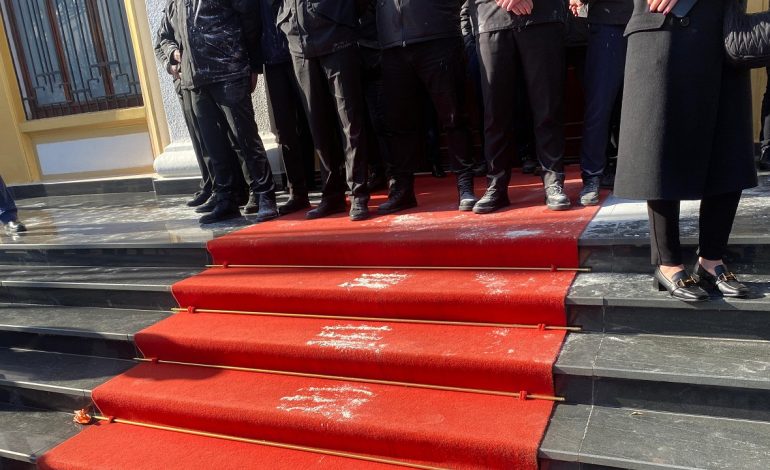 Fotolajm/ Shkallët e hyrjes së Kuvendit të shtruara me miell në formën e vizave të kokainës 
 08/02/2024 10:10