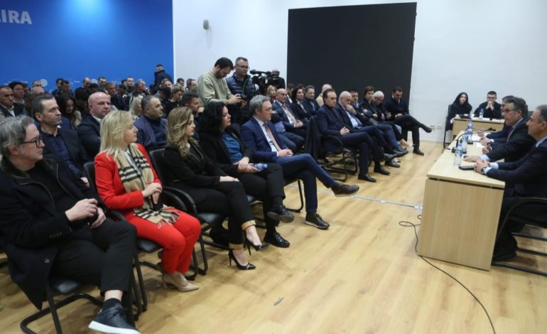 “Çfarë do bëjmë pas 20 shkurtit? S’na duhen lëpirjet dhe duartrokitjet”, zbardhet debati në Këshillin Kombëtar të Rithemelimit. Paloka: Kemi mëkatet tona, por…