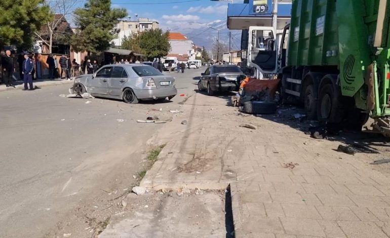 U përplasën katër këmbësorë, pamje nga vendi i ngjarjes! Makina e bërë copash në mes të rrugës (Foto+Video)