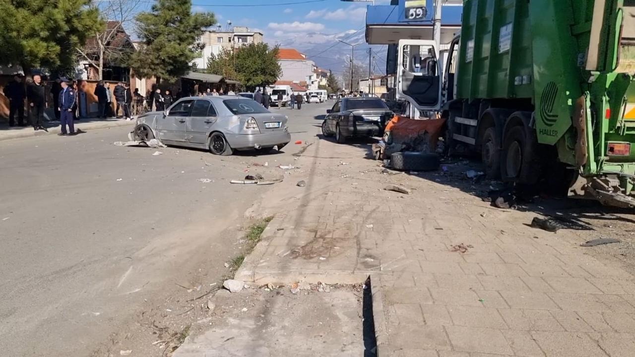 U përplasën katër këmbësorë, pamje nga vendi i ngjarjes! Makina e bërë copash në mes të rrugës (Foto+Video)