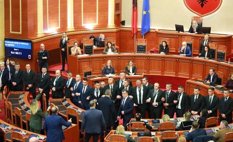 Përplasjet në parlament, Gazment Bardhi përjashtohet 10 ditë nga Kuvendi! Ndëshkohen edhe deputetët e tjerë
